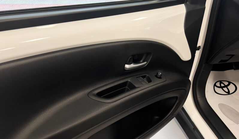 TOYOTA Aygo X Cross 1.0 VVTI Play lleno